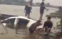 Phát hiện thi thể tài xế trong ô tô chìm đáy sông