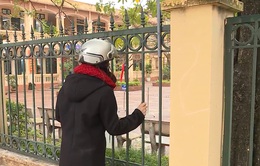 Học sinh tiểu học đi học, phụ huynh mong ngóng ngoài cổng trường