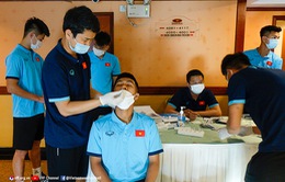 Bốn cầu thủ và một trợ lý HLV của U23 Việt Nam nghi nhiễm Covid-19