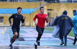 Trọng tài V.League nỗ lực chinh phục bài test thể lực trong thời tiết mưa lạnh