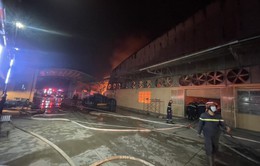 Nhà xưởng một công ty may mặc tại Bình Dương cháy rụi trong đêm