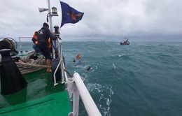 Cứu thành công 4 ngư dân mất tích trên tàu cá bị chìm ở biển Lý Sơn