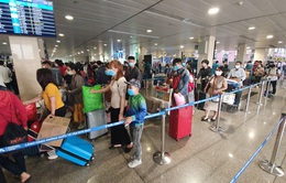 Sân bay Tân Sơn Nhất nhộn nhịp khách ngày đầu năm