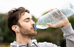 Uống quá nhiều nước có thể "tàn phá" cơ thể của bạn đến mức nào?