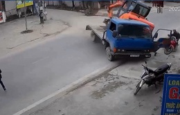Máy xúc rơi từ xe tải đè chết người đi đường