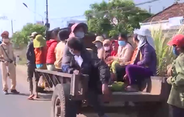 Gia Lai: Tiềm ẩn TNGT từ xe công nông chở người