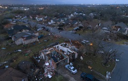 Lốc xoáy càn quét miền Bắc Texas, gây thương tích về người và thiệt hại nhà cửa