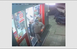 Truy tìm tên cướp tại cửa hàng tiện lợi ở Hà Nội