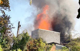Cháy lớn thiêu rụi 4 căn nhà và kho hàng