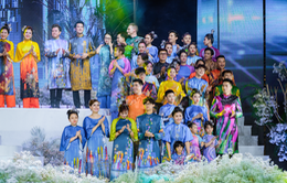 Lễ hội Áo dài 2022: Sao Việt hào hứng trình diễn bên gia đình