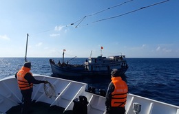 Lai dắt tàu cá của ngư dân bị nạn từ Trường Sa về đất liền an toàn