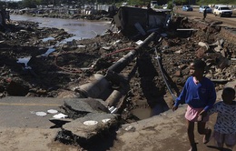 Số nạn nhân tử vong do lũ lụt ở Nam Phi tăng lên 443, nhiều người vẫn mất tích