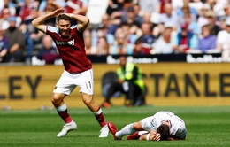 Cầu thủ West Ham bật khóc sau khi khiến đối thủ chấn thương nặng