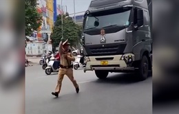 Hà Nội: Không chấp hành hiệu lệnh, lái xe container suýt tông vào CSGT