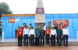 Quỹ Tấm lòng Việt cùng đoàn công tác Tổng cục Chính trị Quân đội Nhân dân Việt Nam tới thăm Trường Sa