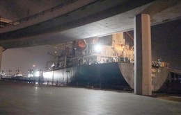 Hải Phòng: Tàu 12.000 tấn hỏng máy va chạm bờ kè chân cầu Hoàng Văn Thụ