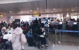 Mất hàng tiếng đồng hồ để khai báo y tế tại sân bay Tân Sơn Nhất