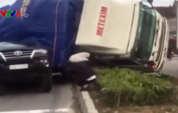 Hà Tĩnh: Xe tải tông ô tô 7 chỗ rồi lật nghiêng giữa quốc lộ