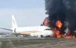 Máy bay bốc cháy sau khi lao khỏi đường băng tại Trung Quốc
