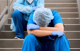 Anh: Khoảng 60.000 nhân viên y tế sống chung với PTSD sau đại dịch