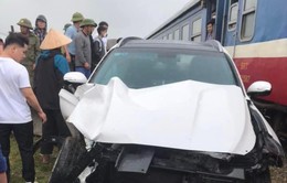 5 người ngồi trong ô tô thoát nạn khi bị tàu hỏa tông xuống ruộng