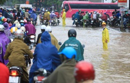Đường phố Hà Nội ngập nặng sau mưa lớn