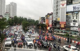 Mưa lớn đầu giờ sáng, nhiều tuyến đường Hà Nội ngập úng, ùn tắc giao thông