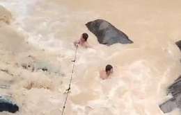 Học sinh trượt chân ngã xuống thác bị nước cuốn mất tích