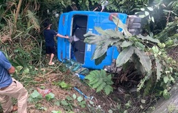 Xe khách chở 30 người bất ngờ lao xuống vực ở Tam Đảo