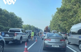 Xe 7 chỗ đâm xe tải trên cao tốc Pháp Vân - Cầu Giẽ, lái xe bị thương nặng