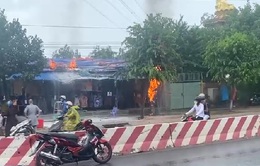Cột điện bỗng dưng bốc cháy, lan sang cả nhà dân