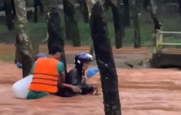 Bình Phước: Kịp thời cứu sống 2 người dân bị kẹt giữa dòng nước xiết