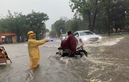 Hà Nội mưa lớn, công nhân thoát nước căng mình điều tiết chống ngập