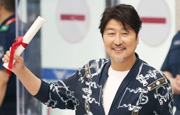 Hậu chiến thắng tại Cannes, Song Kang-ho được chào đón như người hùng