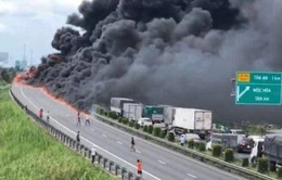 Cháy xe chở nhớt, khói bốc ngùn ngụt trên cao tốc TP Hồ Chí Minh - Trung Lương