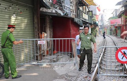 Xử lý nghiêm việc tái bán hàng và chụp ảnh trên "phố đường tàu" Hà Nội