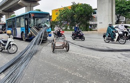 Xe tự chế chở sắt dài cả chục mét đâm xuyên đầu xe bus ở Hà Nội