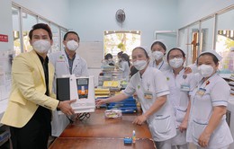 MC Hồng Phúc và con trai tặng máy nước sạch cho bác sỹ và bệnh nhi nghèo