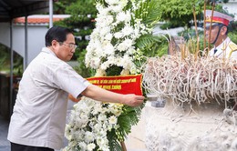 Thủ tướng dâng hương tưởng nhớ các anh hùng liệt sĩ tại Hà Tĩnh