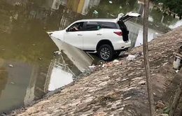 Ô tô Fortuner "cắm đầu" xuống sông ở Hà Nội