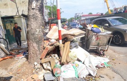 Hà Nội tái diễn ùn ứ rác thải sinh hoạt, xe rác tràn ra đường phố