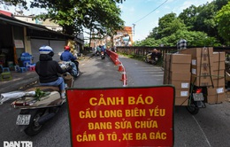Dựng rào chắn ngăn ô tô và xe ba gác lên cầu Long Biên