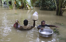 Thiếu thực phẩm, nước uống, người dân vùng lũ Ấn Độ vật lộn hàng ngày để sống sót