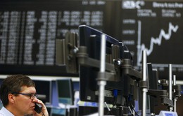 Thị trường chứng khoán châu Âu: Nhà đầu tư “găm tiền” chờ thời