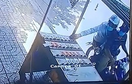 Camera ghi hình 2 thanh niên trộm vé số bị dân truy bắt