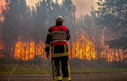 Cháy rừng tiếp tục hoành hành ở vùng Tây Nam nước Pháp, thiêu rụi hơn 10.000 ha