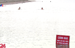 Bất chấp cảnh báo cấm bơi, dân đổ xô ra hồ Linh Đàm "giải nhiệt"