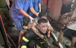 Hà Nội: Cứu thoát 4 người kẹt trong căn nhà cháy lúc rạng sáng