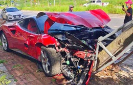 Siêu xe Ferrari biến dạng sau khi tông đổ cây xanh trên phố Hà Nội