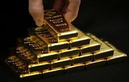 Đà tăng giá vàng có thể “mắc kẹt” giữa lãi suất tăng và đồng USD mạnh